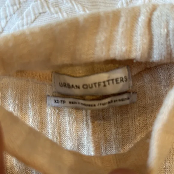Cream urban outfitters sweater top with cutout neck detailing size XS - Picture 3 of 4